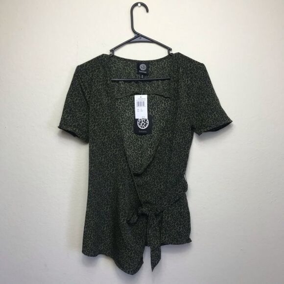 NWT‎ Bobeau Gwyneth Wrap Ditsy Leopard Olive Top - Picture 4 of 5